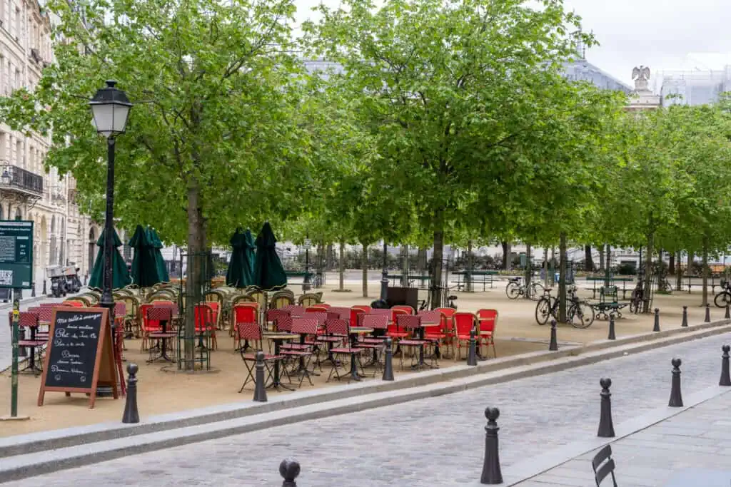 where to picnic in Paris Place Dauphine