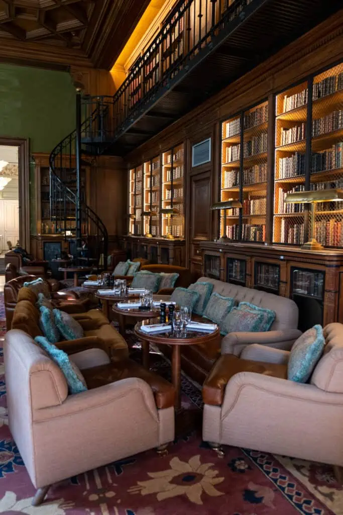 library bar saint james Paris